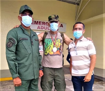 venezuela El capitán Montero Lema con dos de las personas que lo llevaron al Hospital Militar