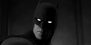 Primer plano de Batman en una imagen en blanco y negro, mostrando su rostro con la máscara, las orejas puntiagudas y ojos blancos brillantes