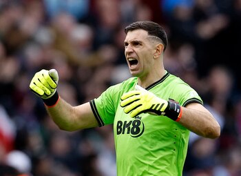 La celebración de Dibu tras una victoria clave de su equipo en la Premier League
