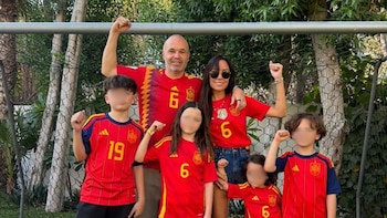 Andrés Iniesta publica una imagen familiar para animar a la selección española con guiño a Lamine Yamal: “A por otra estrella”