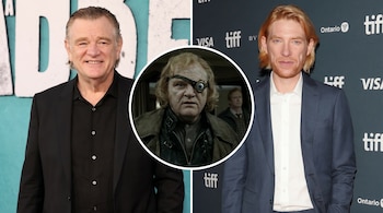 Brendan Gleeson sonríe en un traje negro a la izquierda. Domhnall Gleeson, con cabello pelirrojo, mira de frente en un traje azul a la derecha. En el centro, una imagen circular de Brendan como Alastor 'Ojo Loco' Moody con un ojo mecánico.