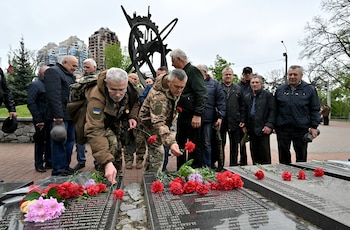 Depositan flores durante la conmemoración