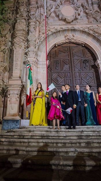 La gobernadora Libia Dennise García Muñoz Ledo pronunció las arengas del Grito de Independencia desde el atrio de la Parroquia de Nuestra Señora de Dolores, en Dolores Hidalgo, la noche del 15 de septiembre de 2026. Crédito: Facebook