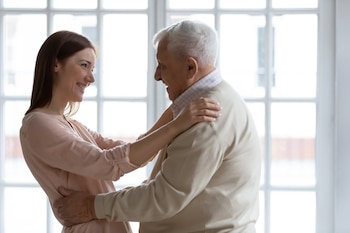 Persona cuidando en un familiar