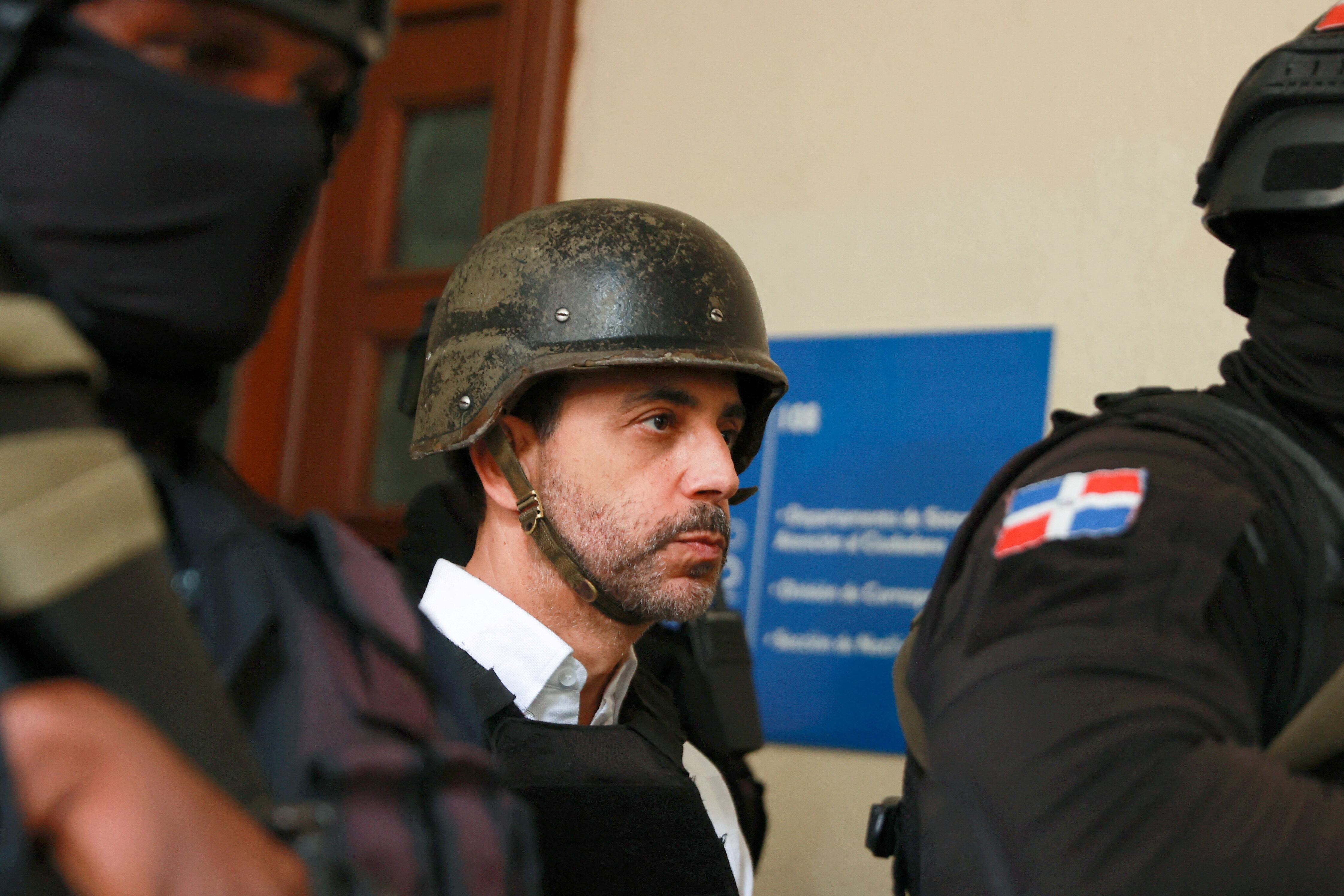 Antonio Espaillat, copropietario de la discoteca Jet Set, llega a una audiencia escoltado por agentes de la ley como parte de las investigaciones sobre el mortal derrumbe del techo de la discoteca ocurrido el 8 de abril, en Santo Domingo, República Dominicana, el 15 de junio de 2025. (REUTERS/Erika Santelices)