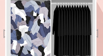 Ilustración de un armario abierto con dos secciones: una izquierda con ropa multicolor desordenada y una derecha con prendas negras uniformes colgadas organizadamente.