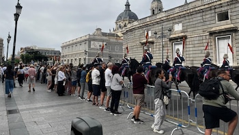 Cientos de fieles dan la bienvenida a León XIV: "Papa León, te queremos un montón"