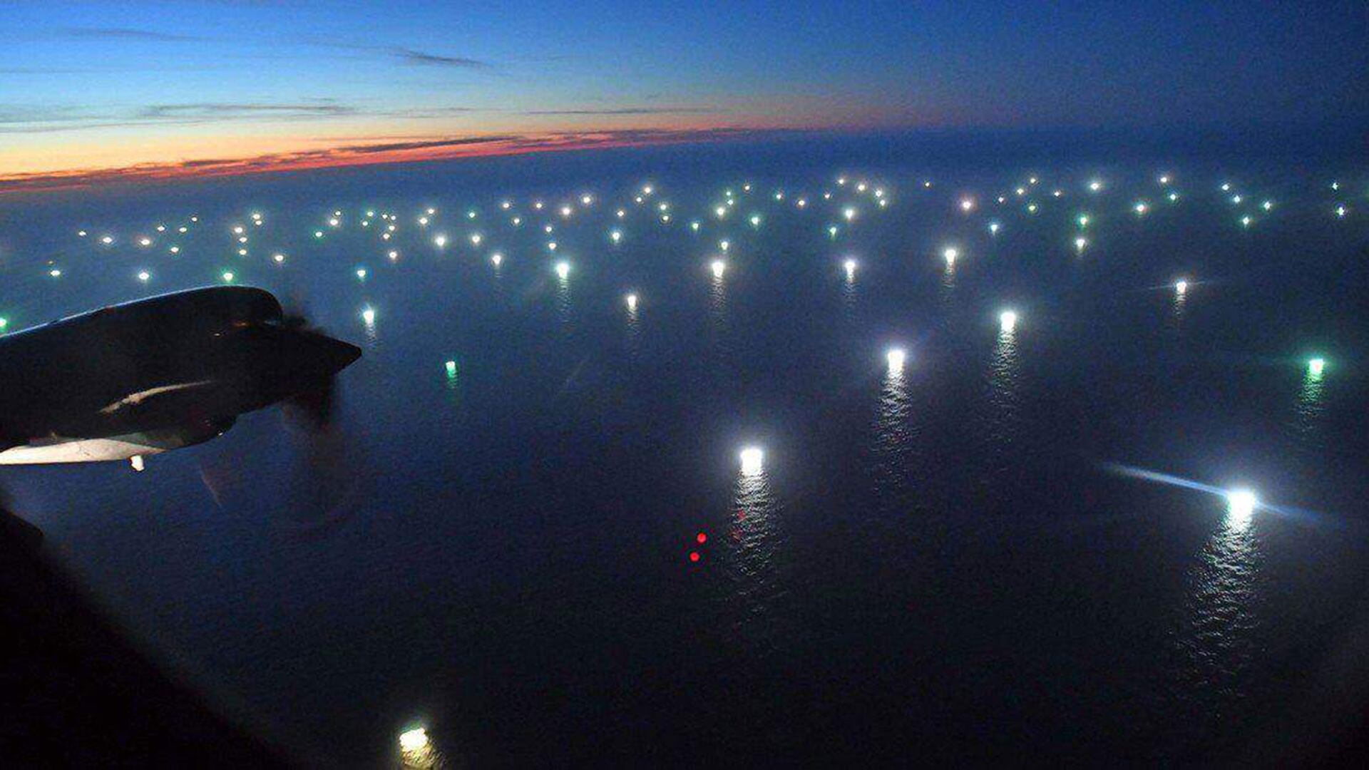 Pesqueros chinos pescando calamares por la noche frente a las costas de Argentina. El Libro Blanco analiza el papel de Beijing en la “gobernanza pesquera regional”, lo que posiblemente refleje la atención negativa que suscitan las actividades pesqueras ilegales de la flota china de aguas profundas. (Archivo)