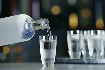 La NTP 211.013.2025, en su quinta edición, establece los requisitos técnicos, de análisis, rotulado y envasado que debe cumplir el vodka.