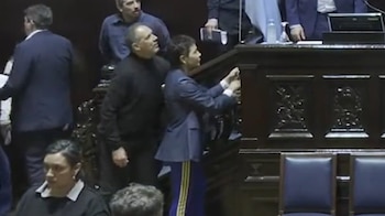 Mayra Mendoza izó la bandera de Argentina en la Cámara de Diputados de la Provincia de Buenos Aires con un pantalón de Boca.