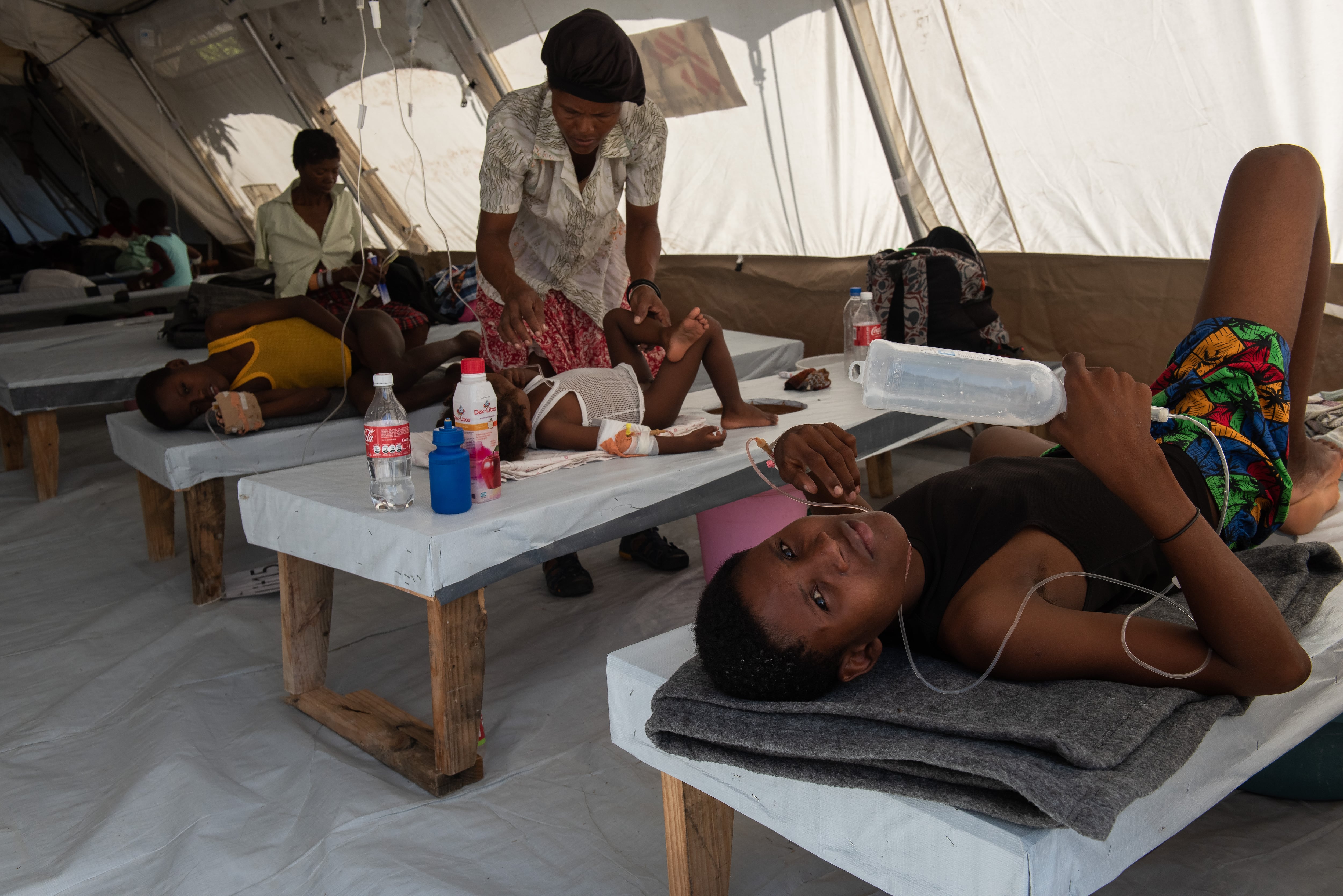 Pacientes esperan ser atendidos en un centro de MSF en Cité-Soleil, Puerto Príncipe. Naciones Unidas estima que 6,4 millones de haitianos necesitarán ayuda humanitaria en 2026. (EFE/Johnson Sabin/archivo)