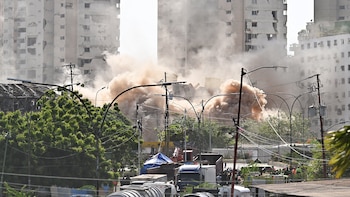 Más de un mes después del doble terremoto, Venezuela inició la demolición de edificios inestables en La Guaira