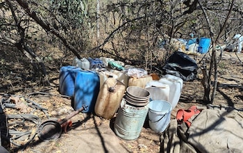 Precursores químicos y equipo industrial fueron asegurados durante el operativo. (Cortesía)