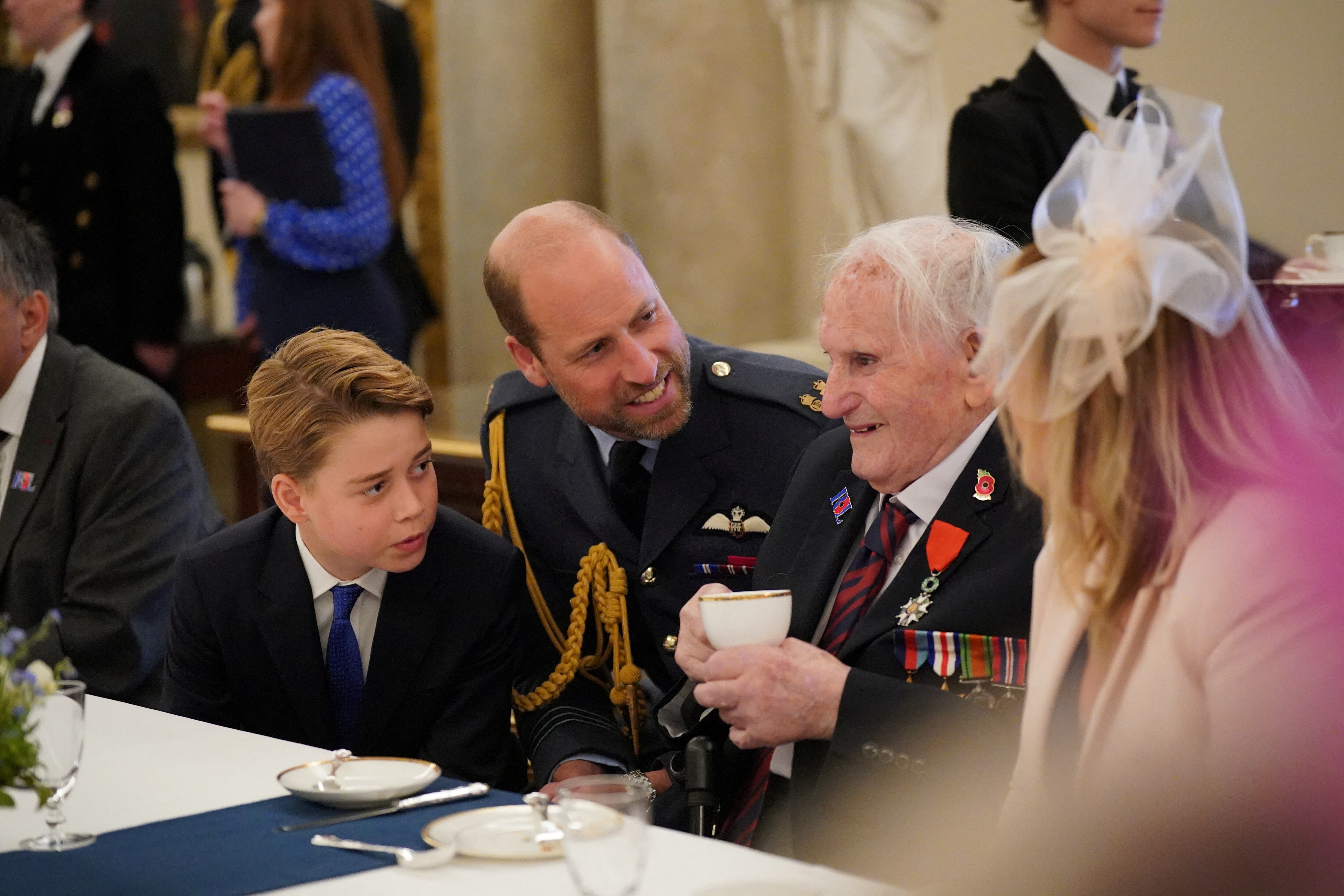 George da sus primeros pasos oficiales con una preparación gradual y bajo la guía de sus padres (REUTERS)