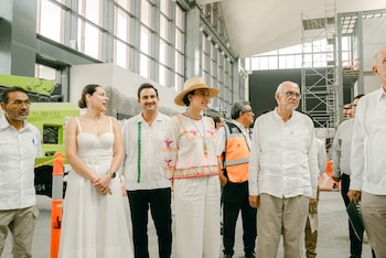 Nueva terminal incrementa la capacidad aeroportuaria de Nayarit. El sistema NUA Exprés optimiza la movilidad entre el aeropuerto y puntos turísticos. Autoridades estatales y federales respaldan el crecimiento del aeropuerto de Tepic. La ampliación facilita vuelos directos desde Estados Unidos, Canadá y Europa. Más de 91.000 pasajeros utilizaron el aeropuerto entre enero y abril de 2026. (Cortesía Gobierno de Nayarit)