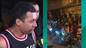 Primer plano de un hombre con camiseta sin mangas negra, sujeto por otro hombre; a la derecha, una multitud y agentes policiales en una calle nocturna
