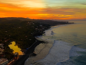Surf City articula la costa salvadoreña con turismo rural, gastronomía, artesanías, volcanes, cascadas y destinos como Comasagua y Punta Mango para diversificar la oferta. (Foto: Secretaría de Prensa de la Presidencia)