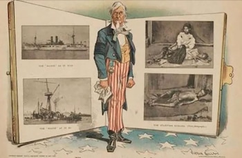 Caricatura de Tío Sam en el centro, con un álbum abierto detrás. La página izquierda tiene imágenes del USS Maine, y la derecha, fotos de personas cubanas famélicas