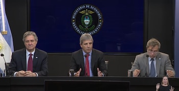 El ministro de Economía, Luis Caputo, anuncia el programa financiero 2026 - 2027