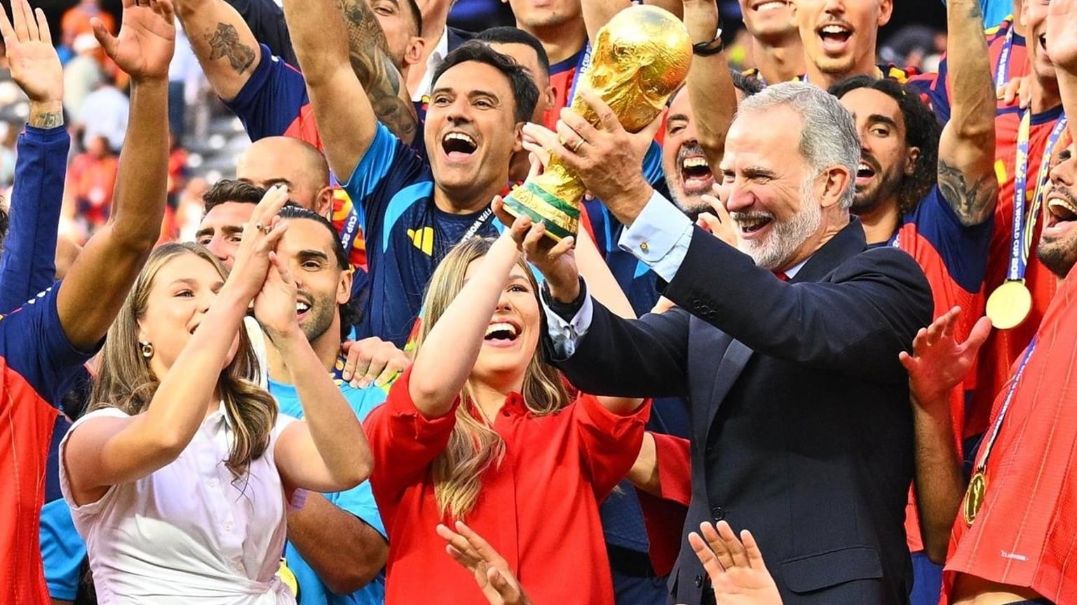 Los simbólicos gestos de Felipe VI que pasaron desapercibidos en la final del Mundial: “Parecía un padre abrazando a sus hijos”