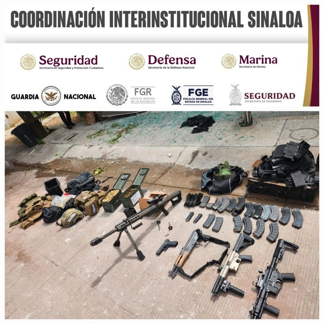 Las autoridades detuvieron a una persona y aseguraron múltiples armas, así como chalecos antibalas con placas. (Seguridad Pública de Sinaloa)