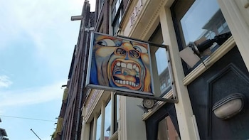 Imagen en la calle de la portada del Álbum In The Court Of The Crimson King de King Crimson