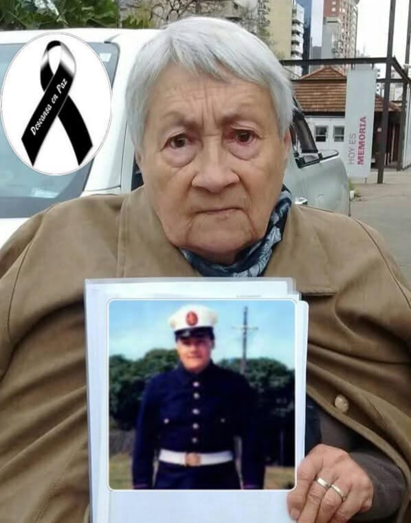 Nélida Maciel, junto a una fotografía de su hijo, caído en Monte Longdon