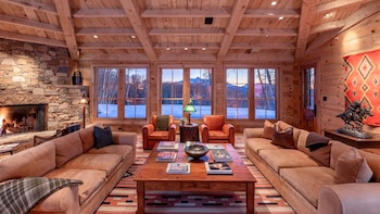 La casa principal está construida