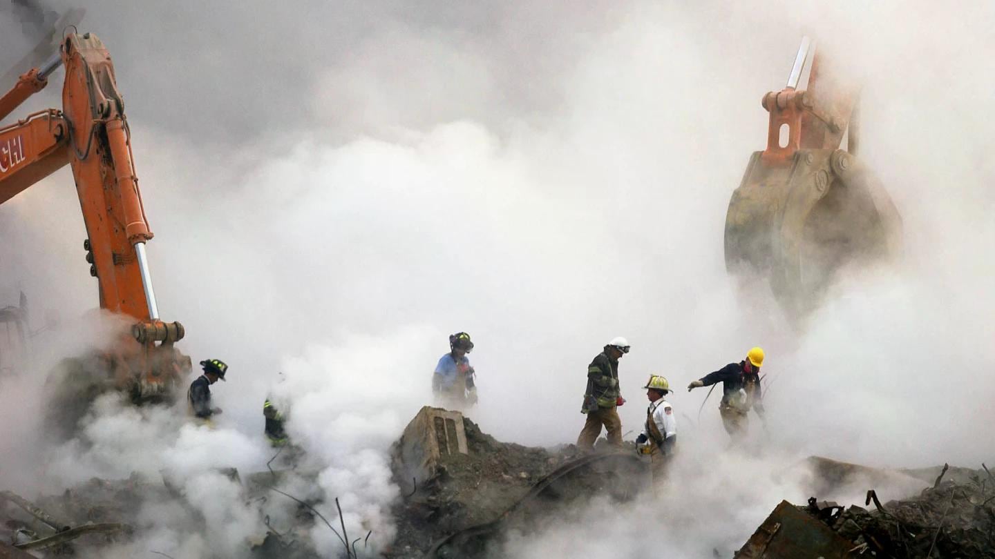 En las primeras horas del 11-S, bomberos, policías, socorristas y civiles removieron escombros en Manhattan mientras la búsqueda se detenía para detectar posibles sobrevivientes (AP)