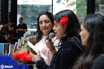 En el evento se obsequiaron rosas con motivo de la tradición de la Fiesta del LIbro y la Rosa