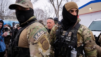 Agentes federales detienen a un