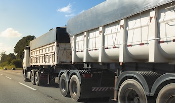 El avance de los bitrenes se vincula con tres ejes centrales: eficiencia, seguridad vial y reducción de costos logísticos, en un contexto donde la mejora de la productividad del transporte es clave (Foto: Shutterstock)