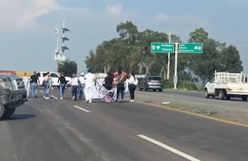 Las familias y amigos hicieron cierres viales para exigir ayuda ya que identificaron que una mujer fue quien las reclutó Foto: Captura de pantalla