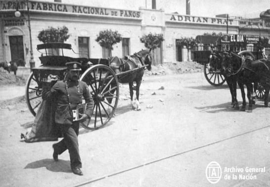 Un cartero porteño trasladando un saco de correspondencia frente a la fábrica textil de Adrián Prat, Buenos Aires, año 1912 (Archivo General de la Nación)