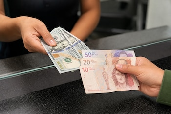 El dólar abrió al alza en Colombia el 28 de agosto de 2026 y cotizó en 3.115 pesos colombianos - crédito VisualesIA/Imagen Ilustrativa Infobae