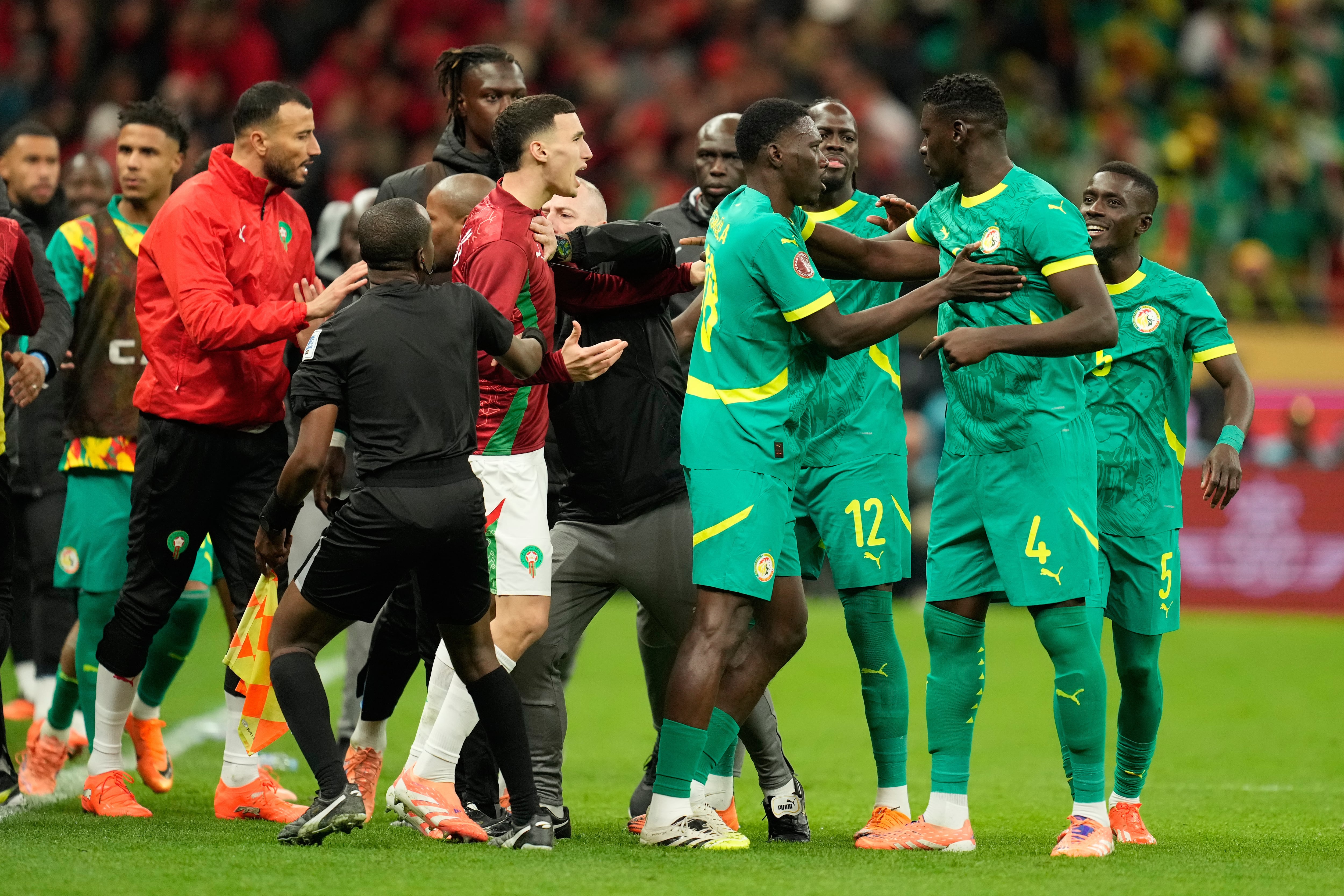 La disputa entre los jugadores de Marruecos y Senegal en Rabat (AP Foto/Mosa'ab Elshamy)