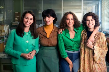 Está inspirada en las historias reales de Lola González, a la que da vida Paula Usero; Cristina Almeida, interpretada por Elisabet Casanovas; Manuela Carmena, a quien da vida Irene Escolar y Paca Sauquillo, interpretada por Almudena Pascual.