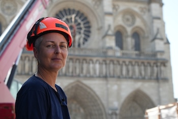 La arqueóloga Camille Colonna, directora de las excavaciones bajo la explanada de Notre Dame, en París, el lunes 1 de junio de 2026. (AP Photo/Nicolas Garriga)