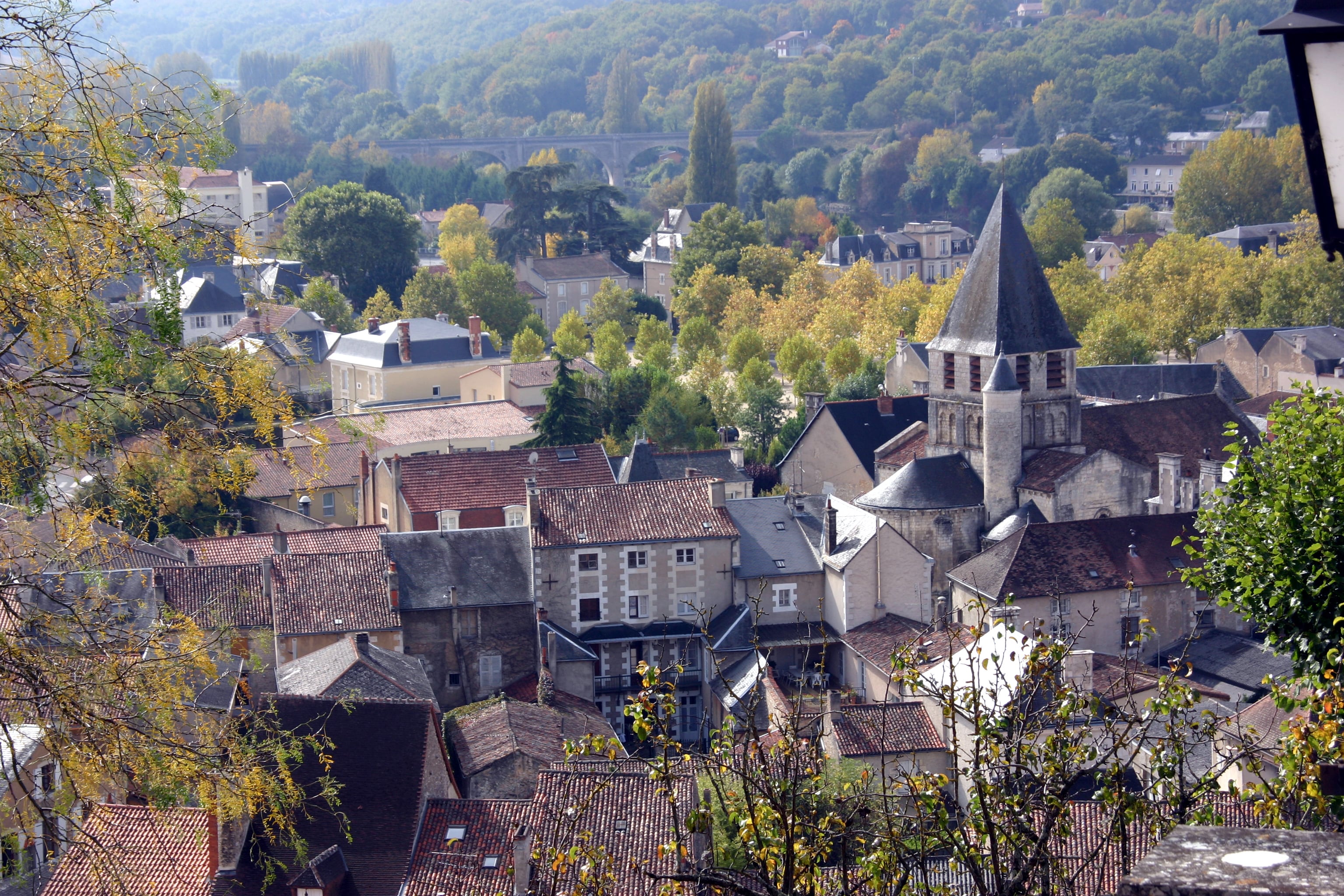 Francia esconde una ciudad donde cinco castillos medievales comparten el mismo escenario. (Wikimedia/Gerd Eichmann)