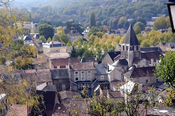 Una vista del pueblo de Chauvigny donde se ven sus casas con encanto de la campiña y naturaleza de octubre.