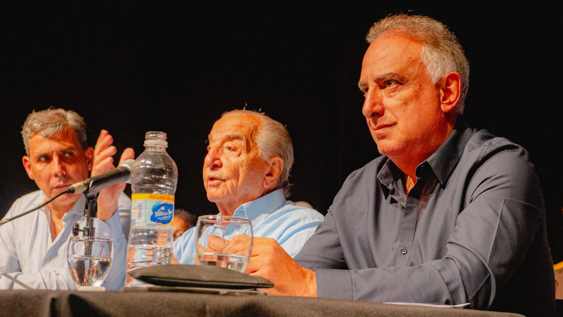 Armando Cavalieri y Carlos Pérez (a la derecha), en un plenario del Sindicato de Comercio