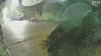 Carros arrastrados y vías colapsadas: El saldo de las inundaciones en el occidente de El Salvador tras fuertes lluvias