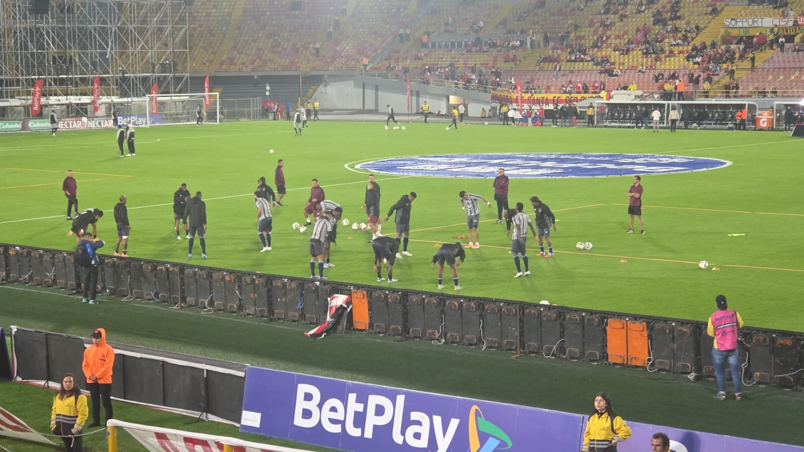 Tolima realizando su precalentamiento para el partido ante Santa Fe en El Campín - crédito Alejandro Rodríguez/Infobae Colombia