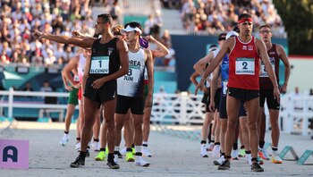 Paris 2024 Olympics - Modern Pentathlon - Men's Final Laser Run - Chateau de Versailles, Versailles, France - August 10, 2024. Ahmed Elgendy of Egypt and Alexandre Dallenbach of Switzerland at the start of the race. REUTERS/Zohra Bensemra