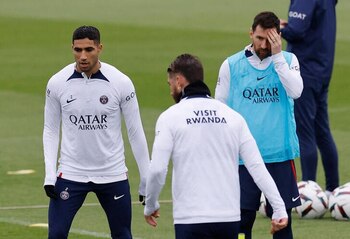 Los jugadores del Paris St Germain Achraf Hakimi (izq), Sergio Ramos (ctro) y Lionel Messi entrenante en el Centro de Entrenamiento Ooredoo, Saint-Germain-en-Laye, Francia. 12 mayo 2023. REUTERS/Christian Hartmann
