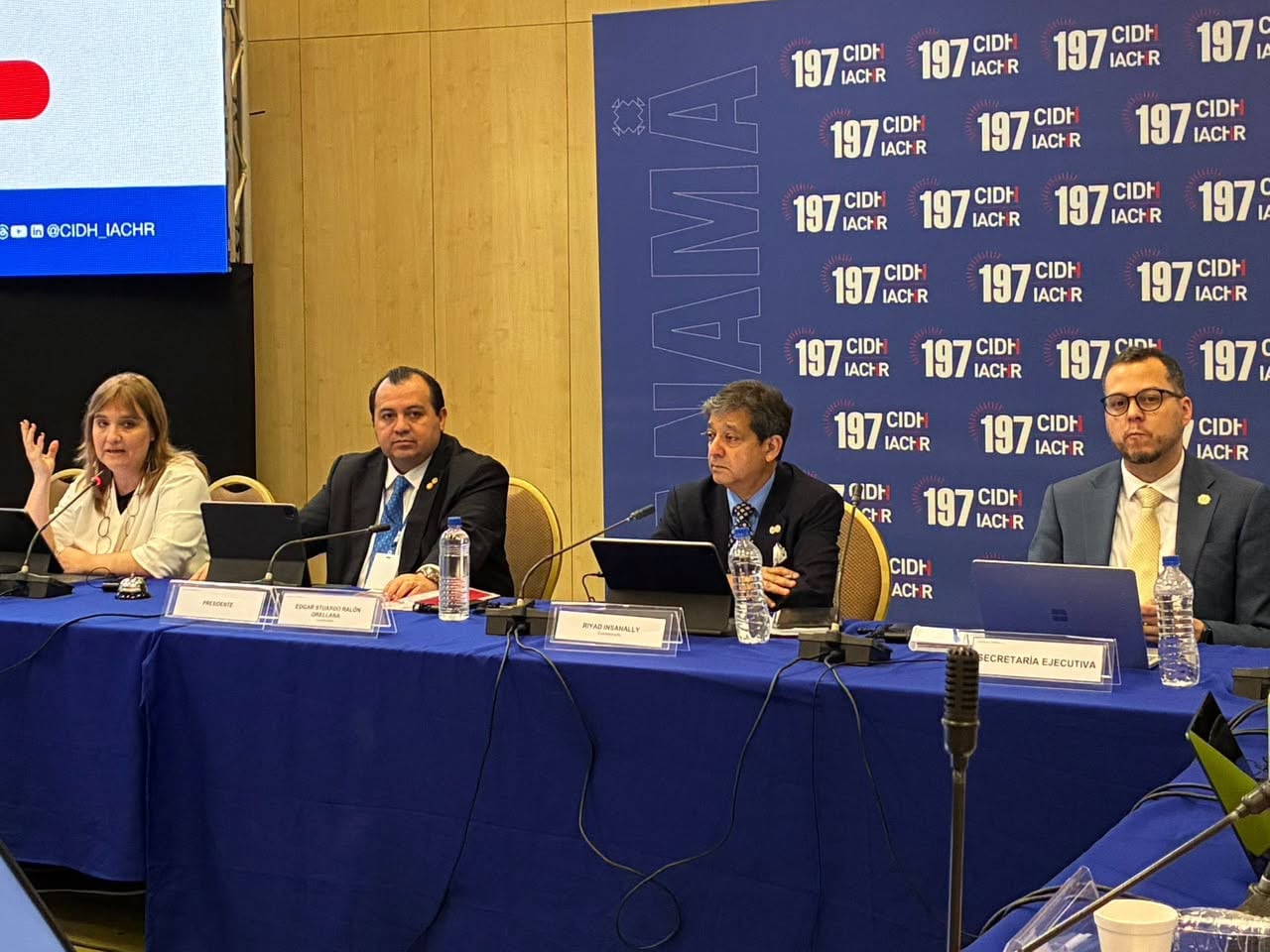 Integrantes de la Comisión Interamericana de Derechos Humanos participan en una sesión oficial frente a un panel institucional en Panamá. (Comisión Interamericana de Derechos Humanos)
