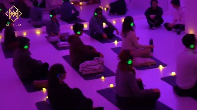 “No tienes que creer en nada. Tienes que experimentarlo. Vivimos hiperconectados con todo menos con nosotros mismos. RECONEXIÓN es un espacio para bajar la velocidad, soltar lo que traemos encima y recordar cómo se siente estar realmente presentes” (MTM/Youtube)