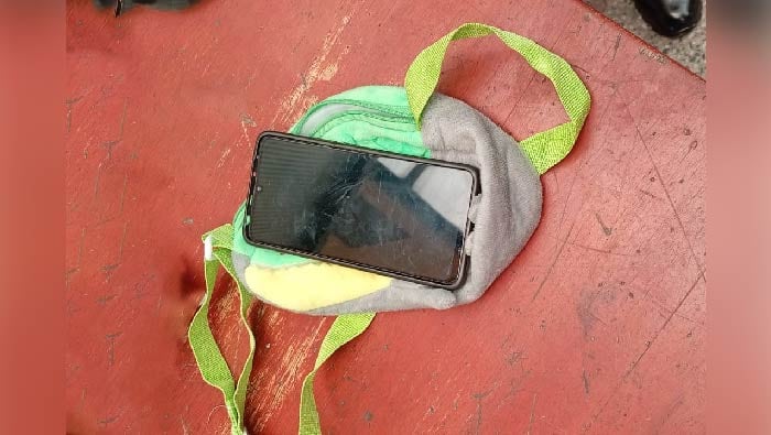 En Lurigancho, una mujer intentó ingresar con un celular oculto dentro de una cartuchera tipo peluche. Difusión
