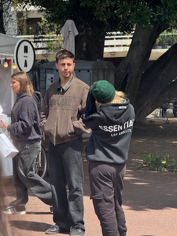 El cantante Rusherking y su pareja pasean por el barrio de Recoleta
