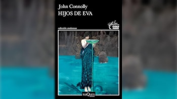 Portada del libro 'Hijos de Eva' de John Connolly, con una mujer en vestido oscuro en agua turquesa vertiendo líquido de un cuenco. Título en blanco sobre fondo negro